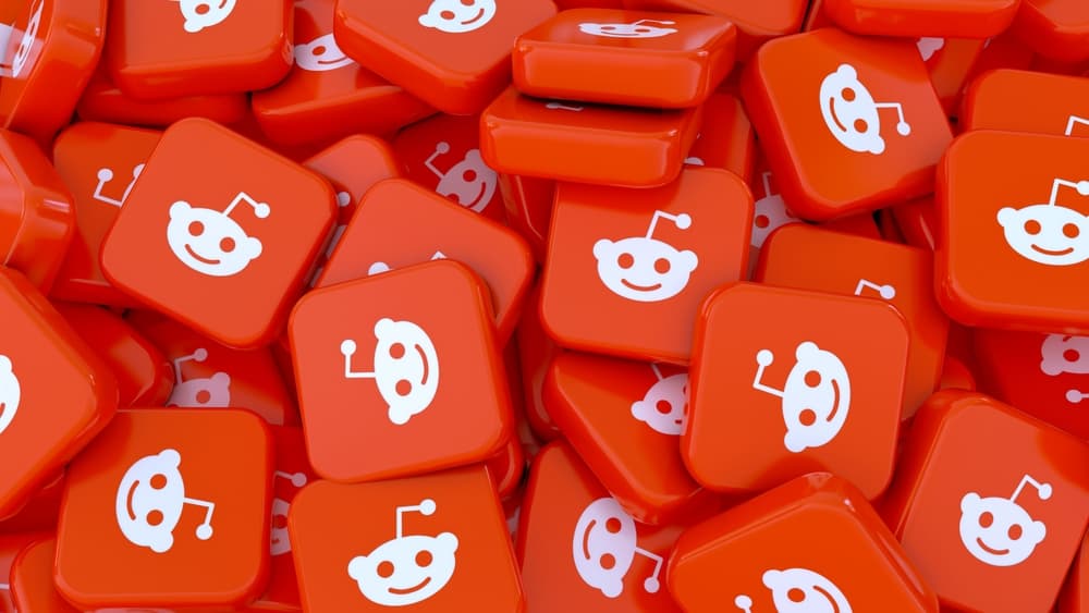 Reddit logo on square blocjs